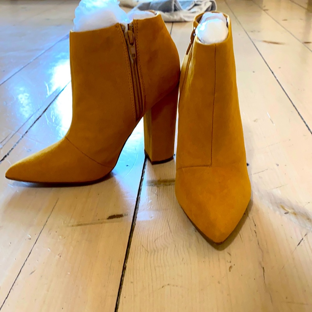 Women’s tan suede size 6 bootie.